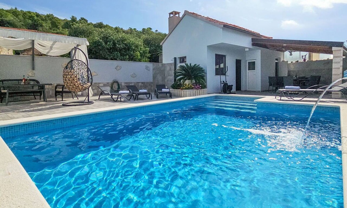 Marina House | Stunning private villa for 6 people with private pool, WIFI, A/C, TV, terrace and pets allowed