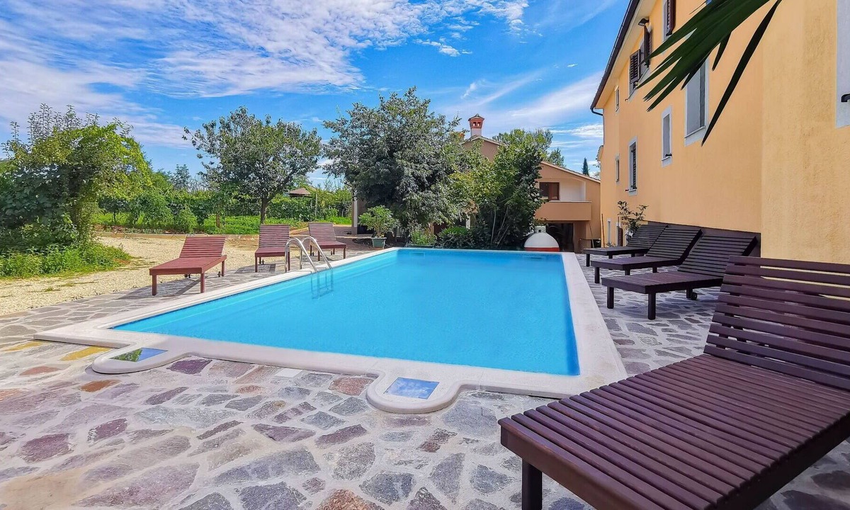 Laginji House | Stunning villa for 12 guests with private pool, A/C, WIFI, TV, terrace, pets allowed and parking