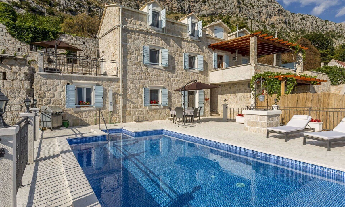 Jesenice House | Stunning villa for 6 guests with private pool, WIFI, A/C, TV and patio