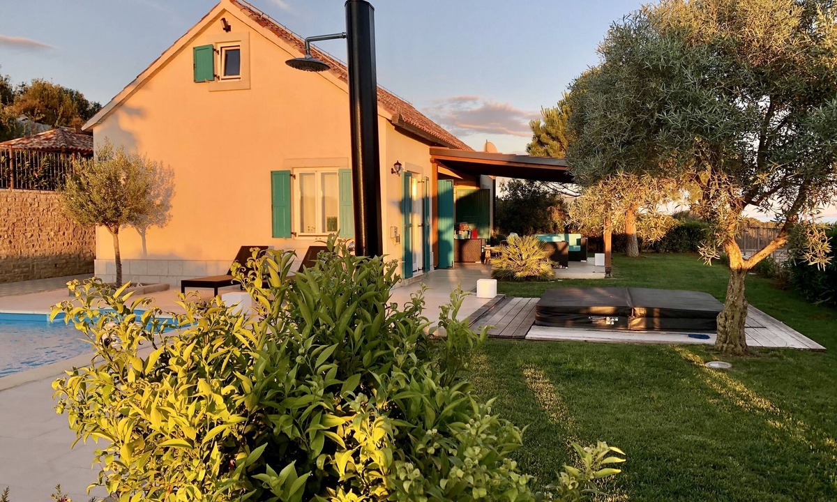 Ugljan Villa | Stylish vacation home with pool, whirlpool, right by the beach. Parking lot, WLAN