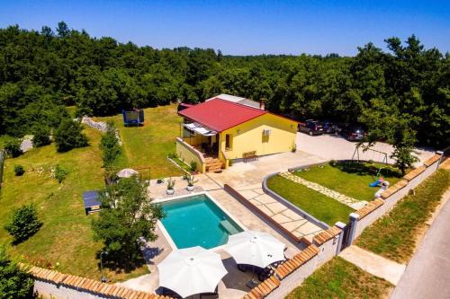 Stokovci House | Sunny yellow house with a pool
