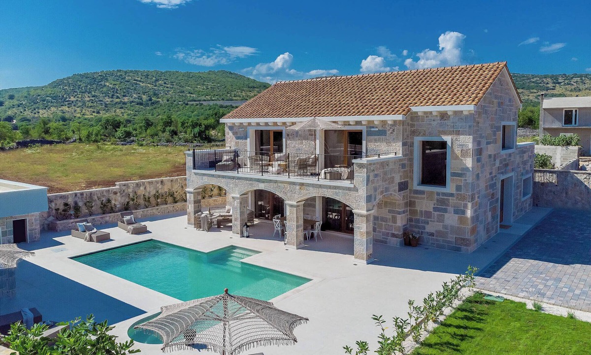 Businci Villa | Tennis, Sauna, Jacuzzi - James Bond Mansion
