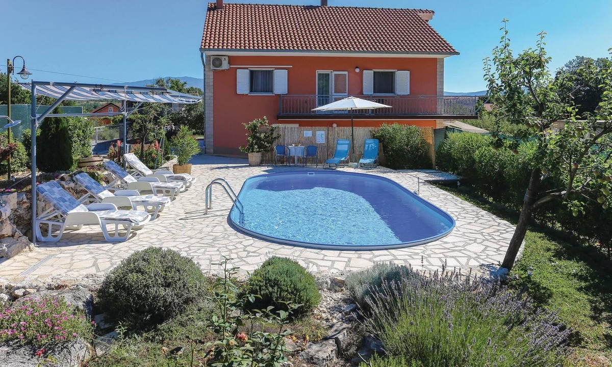 Vojnic Sinjski Apartment | The apartment with pool is located in the middle of greenery, in the small village Vojni.