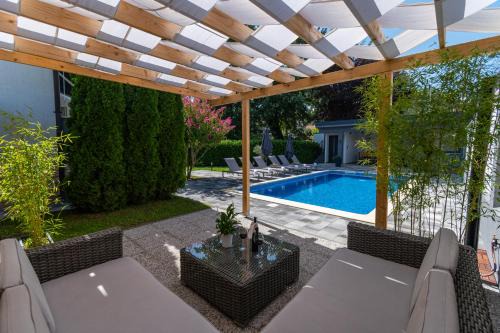 Trilj House | The Oasis - Family-Friendly Holiday Home with Heated Pool