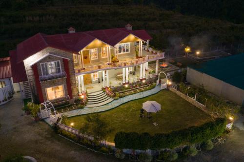 Bullawala Villa | The Silver Oaks Cottage by StayVista - 5BHK with Mountain View & Pool Table