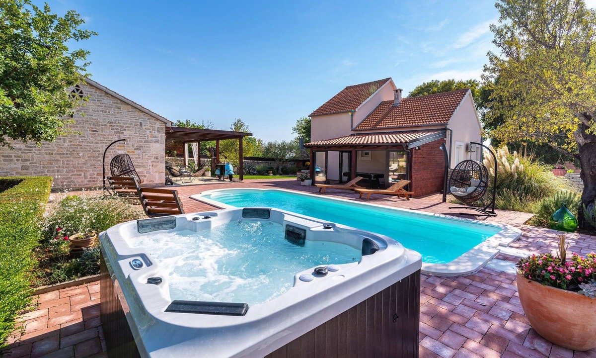 Zemunik Donji House | This beautiful vacation house with pool is located in Zemunik Gornji near Zadar.