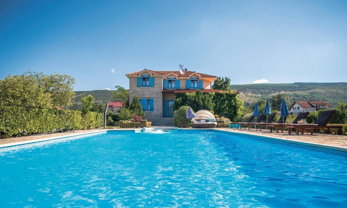 Donji Prolozac House | This beautifully built stone house is located in the interior of Dalmatia.