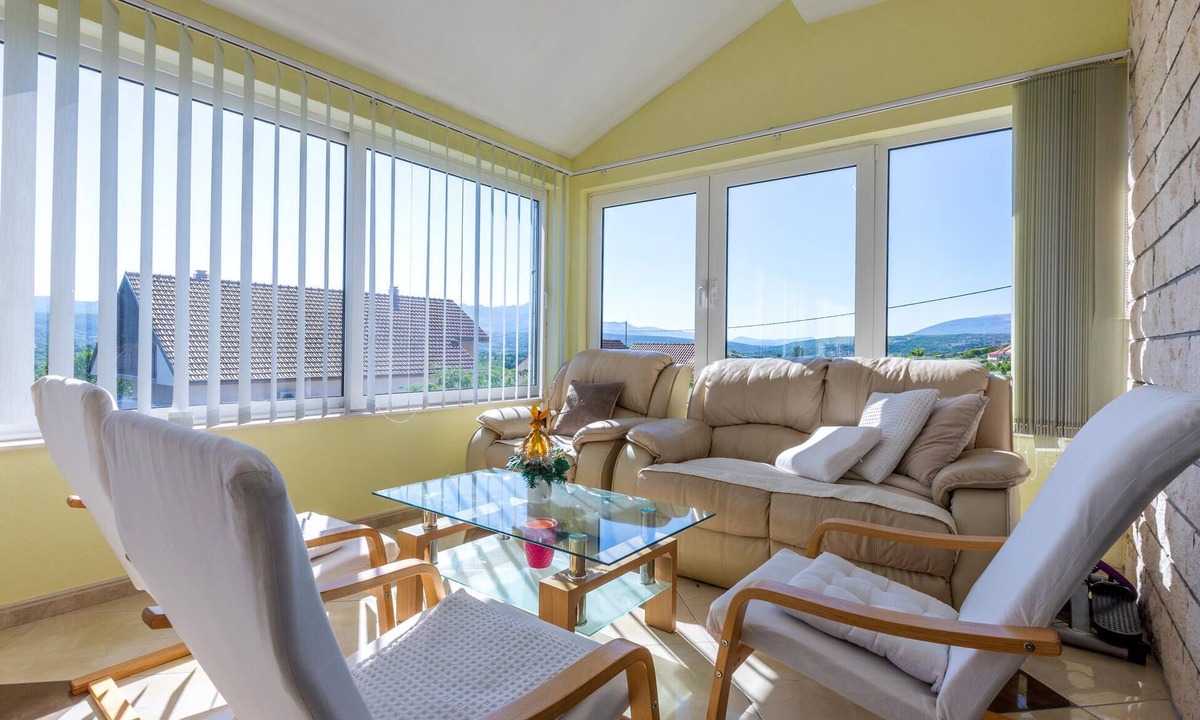 Citluk House | This holiday apartment with pool is located in the village of Bjagi, in the Dalmatian countryside.