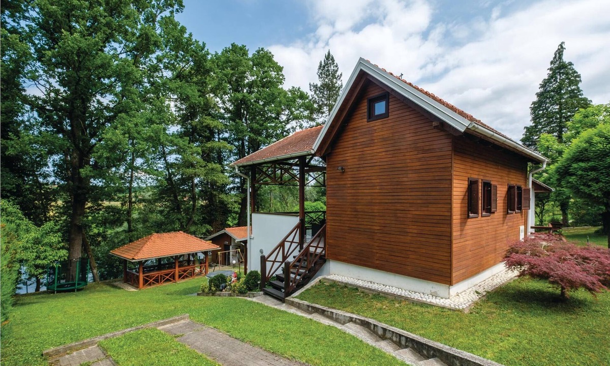 Glina House | This pretty little cottage is located in a quiet village very close to the river Kupa and is surroun