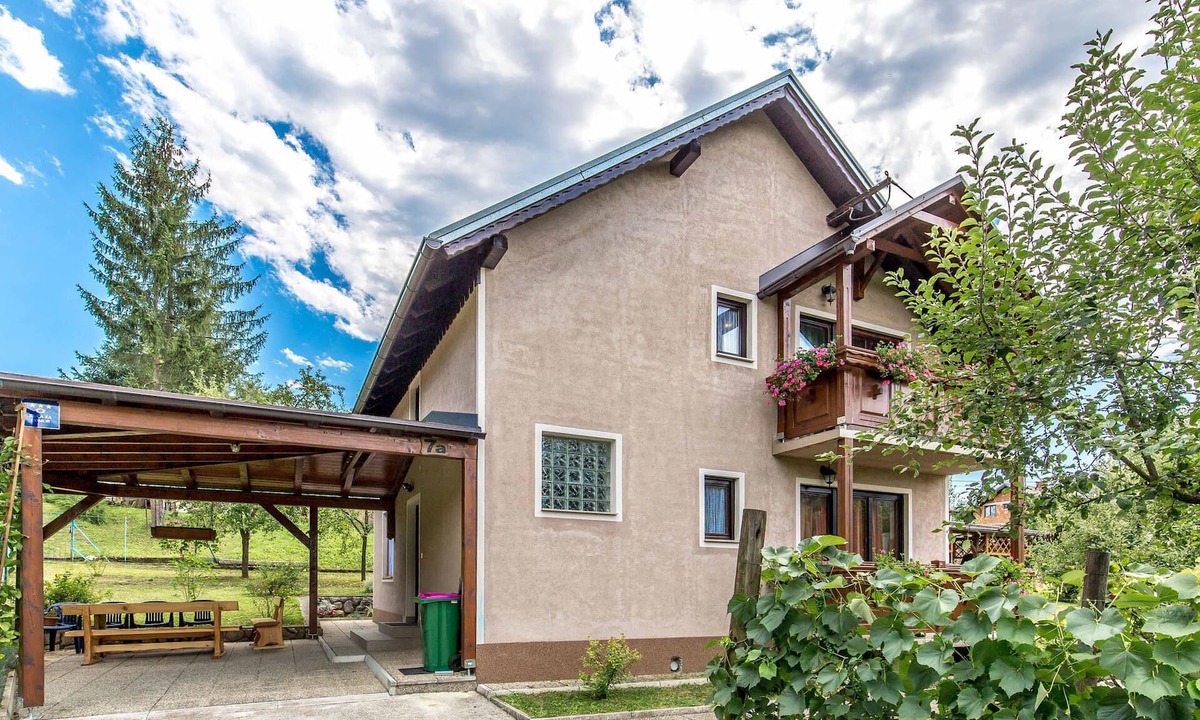 Bosiljevo House | This vacation house is located in the heart of the Gorski Kotar mountains, about 100m from the Kupa