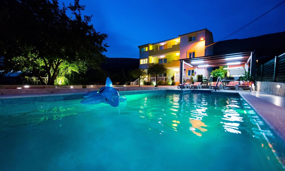 Podstrana Apartment | Three bedroom apartment with a swimming pool Podstrana, Split (A-13393-b)