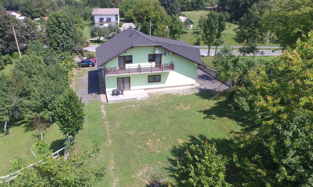 Irinovac Apartment | Three bedroom apartment with balcony Irinovac, Plitvice (A-17376-b)