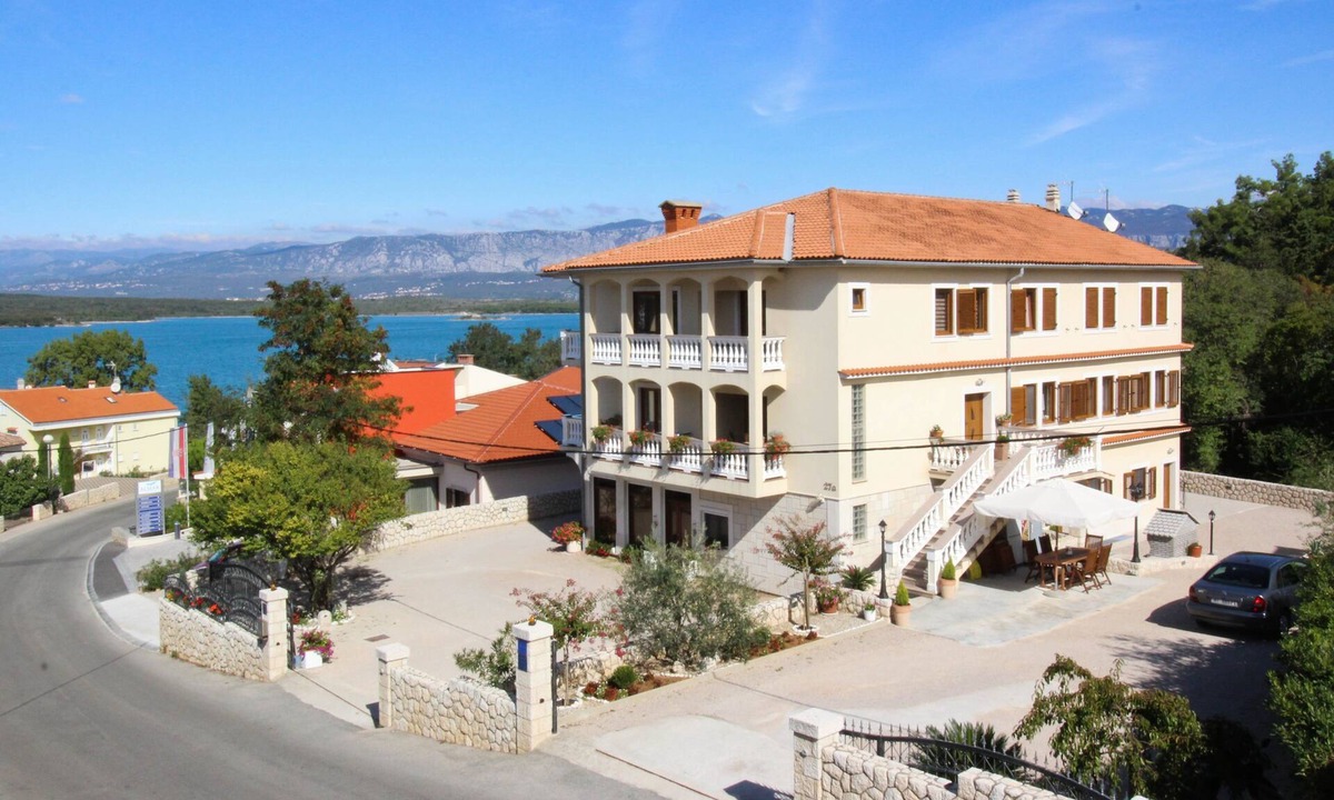 Soline Apartment | Three bedroom apartment with balcony and sea view Soline, Krk (A-19198-b)