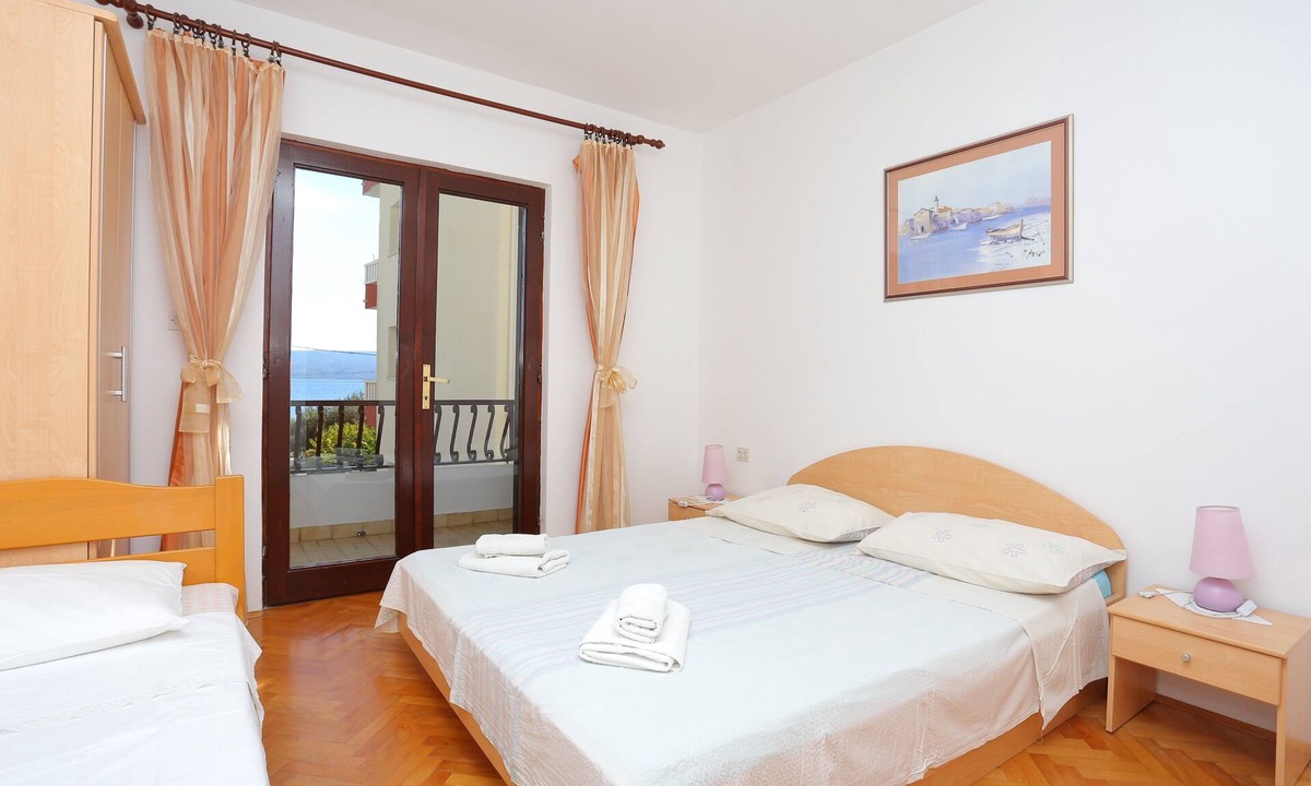 Dugi Rat Apartment | Three bedroom apartment with terrace and sea view Duće, Omiš (A-12687-b)