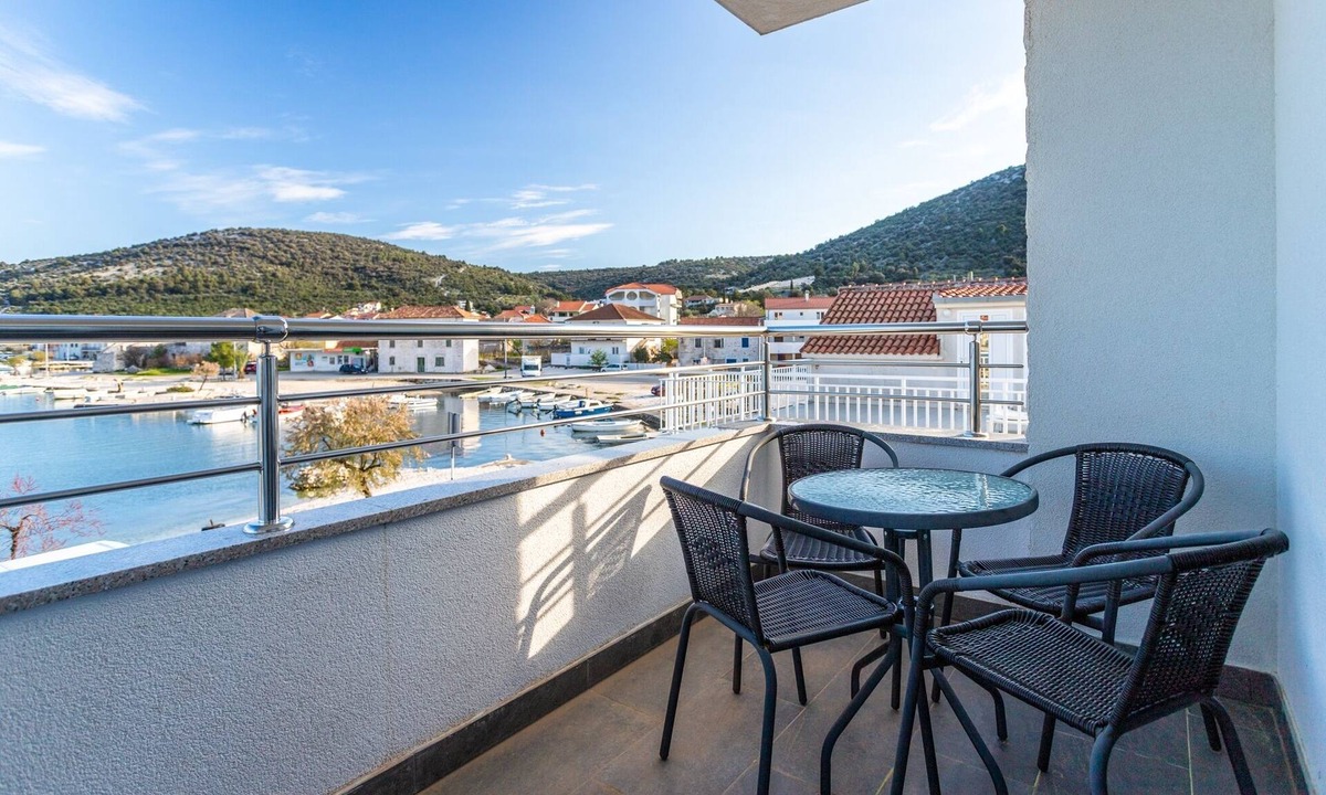 Vinisce Apartment | Three bedroom apartment near beach Vinišće, Trogir (A-22920-b)