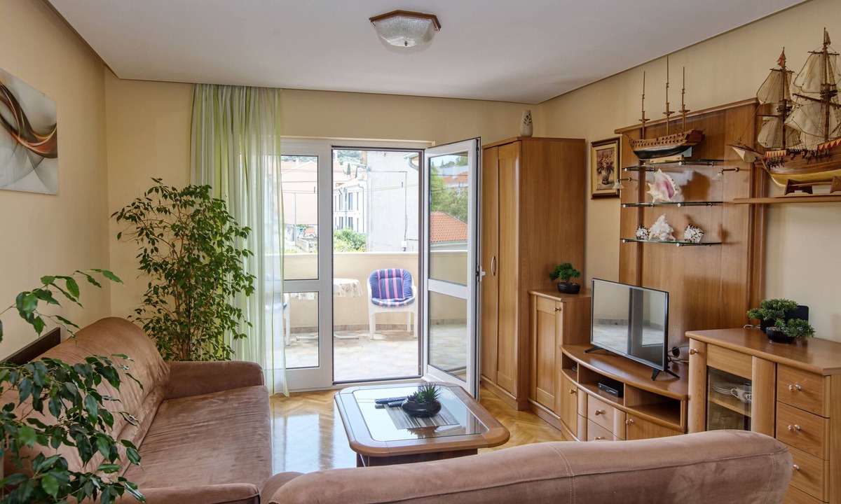 Susica Apartment | Three bedroom apartment with terrace and sea view Murter (A-5088-e)