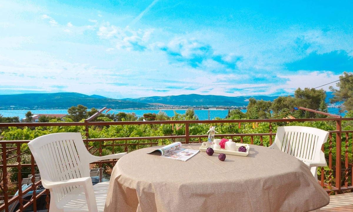 Arbanija Apartment | Three bedroom apartment with balcony and sea view Arbanija, Čiovo (A-5228-e)