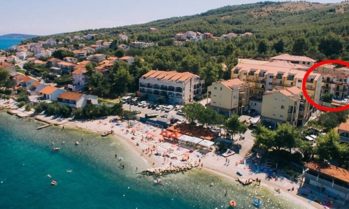 Arbanija Apartment | Three bedroom apartment with balcony and sea view Arbanija, Čiovo (A-17332-a)