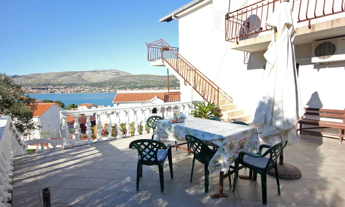Mastrinka Apartment | Three bedroom apartment with balcony and sea view Mastrinka, Čiovo (A-9428-a)