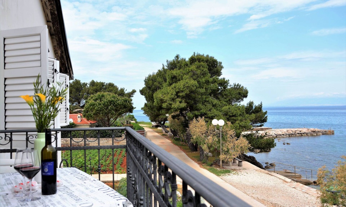 Ugljan Apartment | Three bedroom apartment near beach Ugljan (A-8262-b)