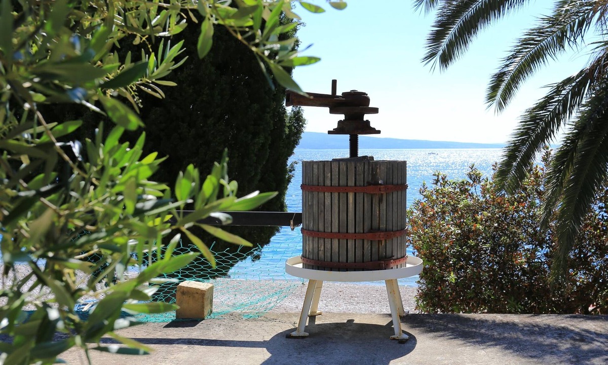 Stanici Apartment | Three bedroom apartment near beach Stanići, Omiš (A-1031-b)