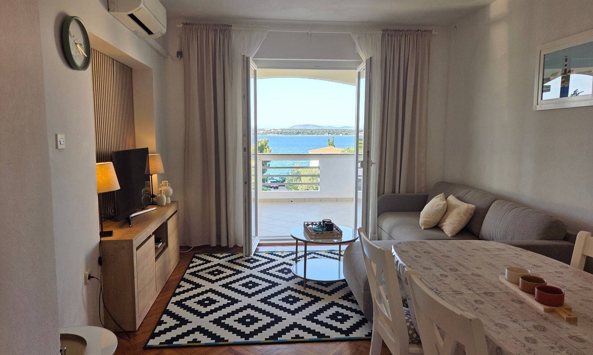 Tkon Apartment | Three bedroom apartment near beach Tkon, Pašman (A-8297-b)