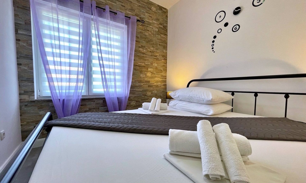 Polje Apartment | Three bedroom apartment with terrace and sea view Polje, Krk (A-18669-c)