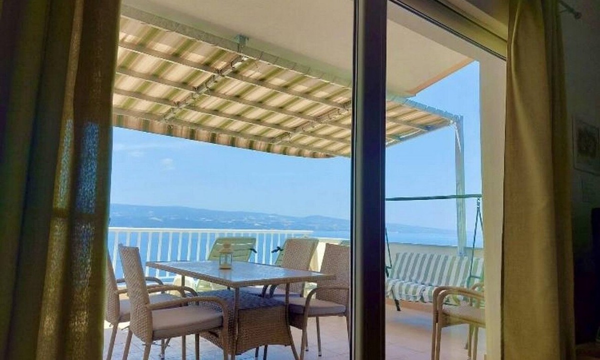 Ruskamen Apartment | Three bedroom apartment with terrace and sea view Lokva Rogoznica, Omiš (A-22069-c)
