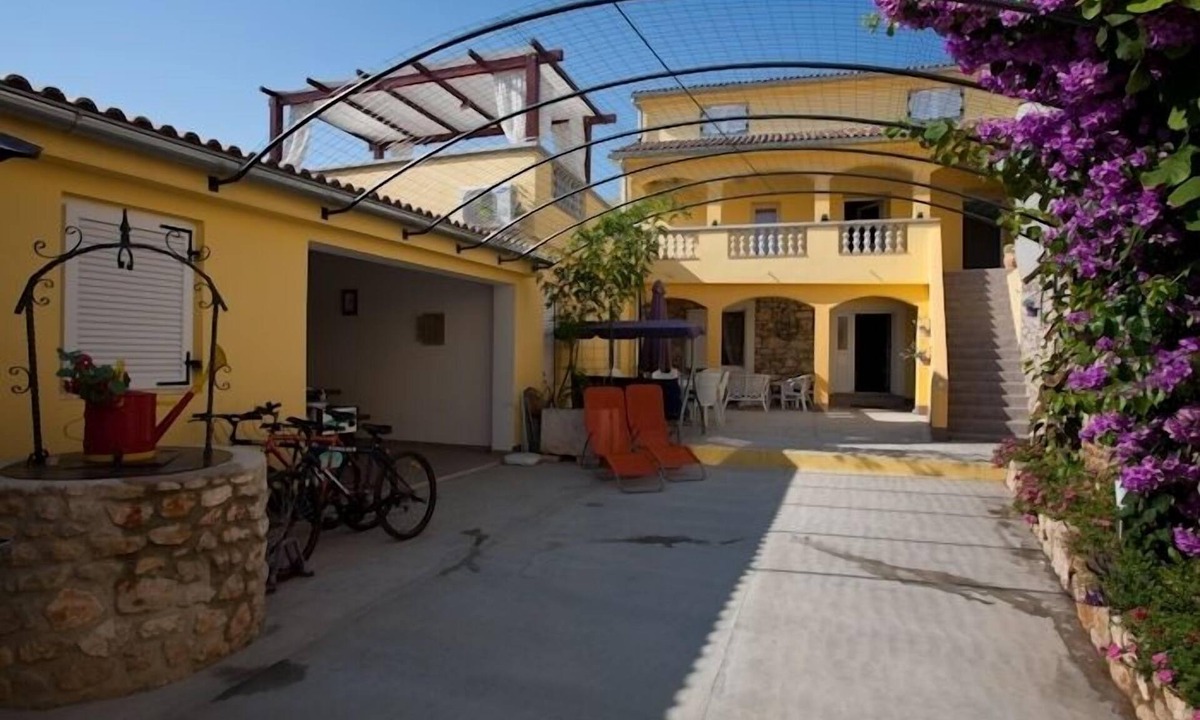 Poljana Apartment | Three bedroom apartment with terrace Poljana, Ugljan (A-8523-c)