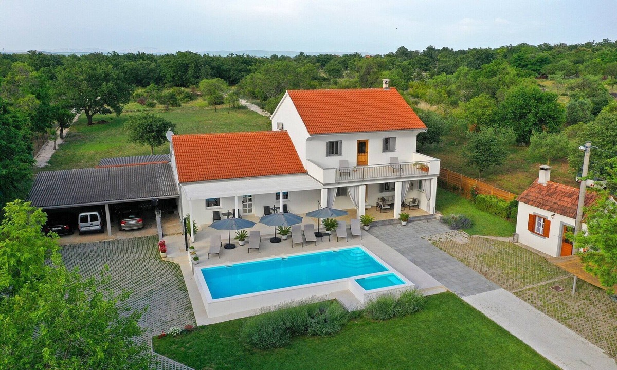 Tinj House | Tinj Rustic Holiday Home for 8