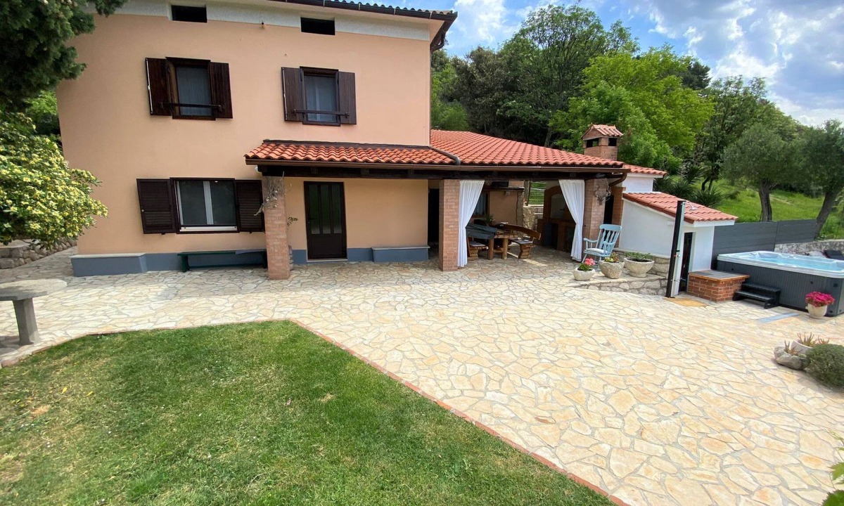 Supetarska Draga House | Tolles Ferienhaus in Supetarska Draga mit Garten by Interhome