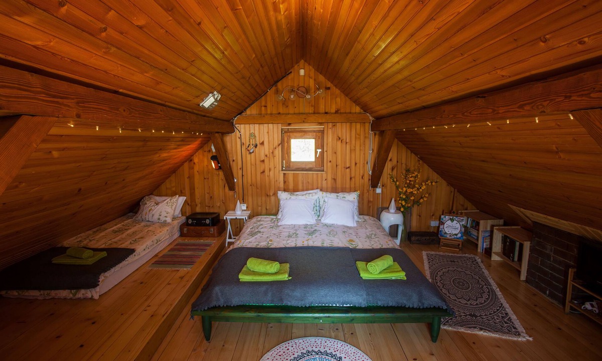Breznik Plesivicki Cottage | Traditional tiny cottage with a big yard surrounded by lush forests