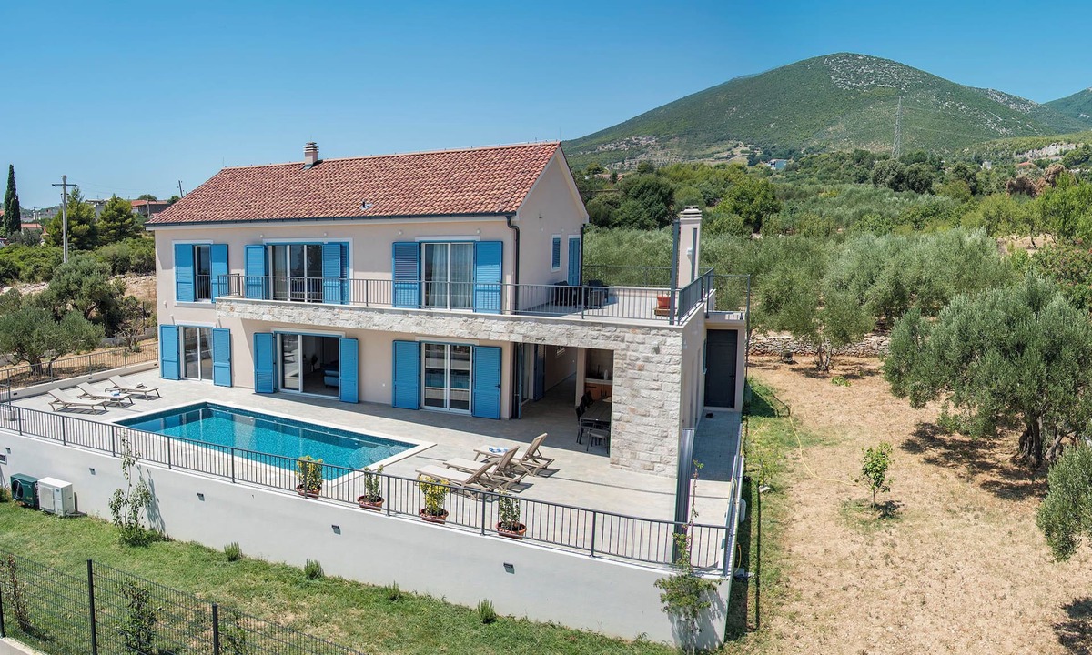 Rudine Villa | Tremendous 5-bedroom villa in Kaštel Novi with fitness room and heated pool.