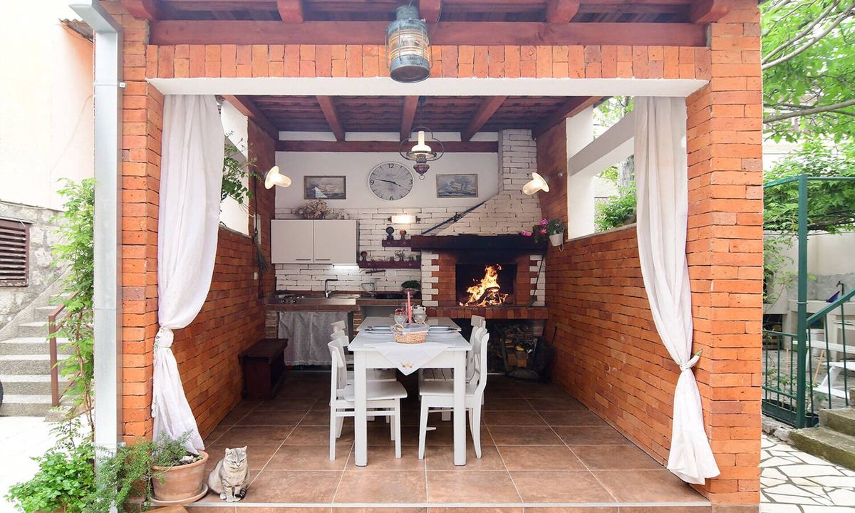 Kastel Kambelovac Apartment | Turrium Heritage Apartment Seaside With Patio and Barbecue