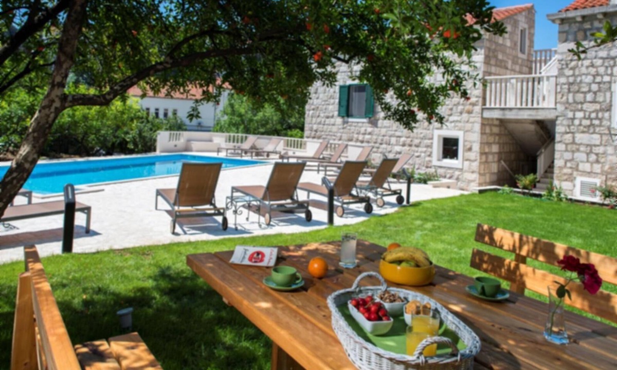 Dubrovnik Bed & Breakfast | Twin bed room, 500 year old guesthouse with pool