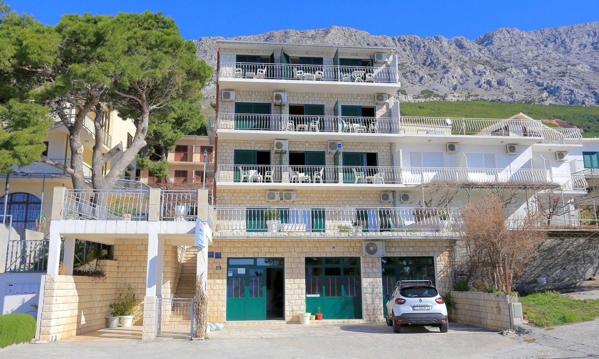 Lokva Rogoznica Apartment | Two bedroom apartment with balcony and sea view Lokva Rogoznica, Omiš (A-18211-a)
