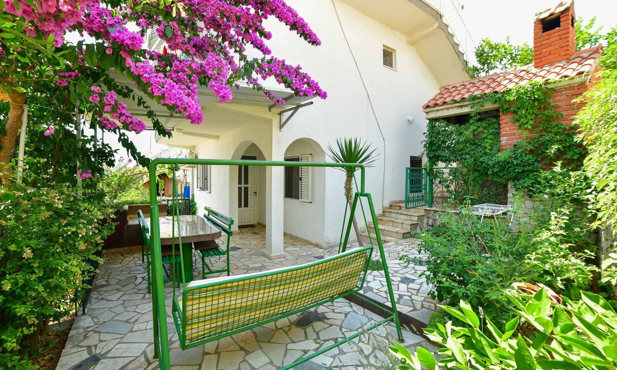 Businci Apartment | Two bedroom apartment with terrace Mavarštica, Čiovo (A-25405-d)