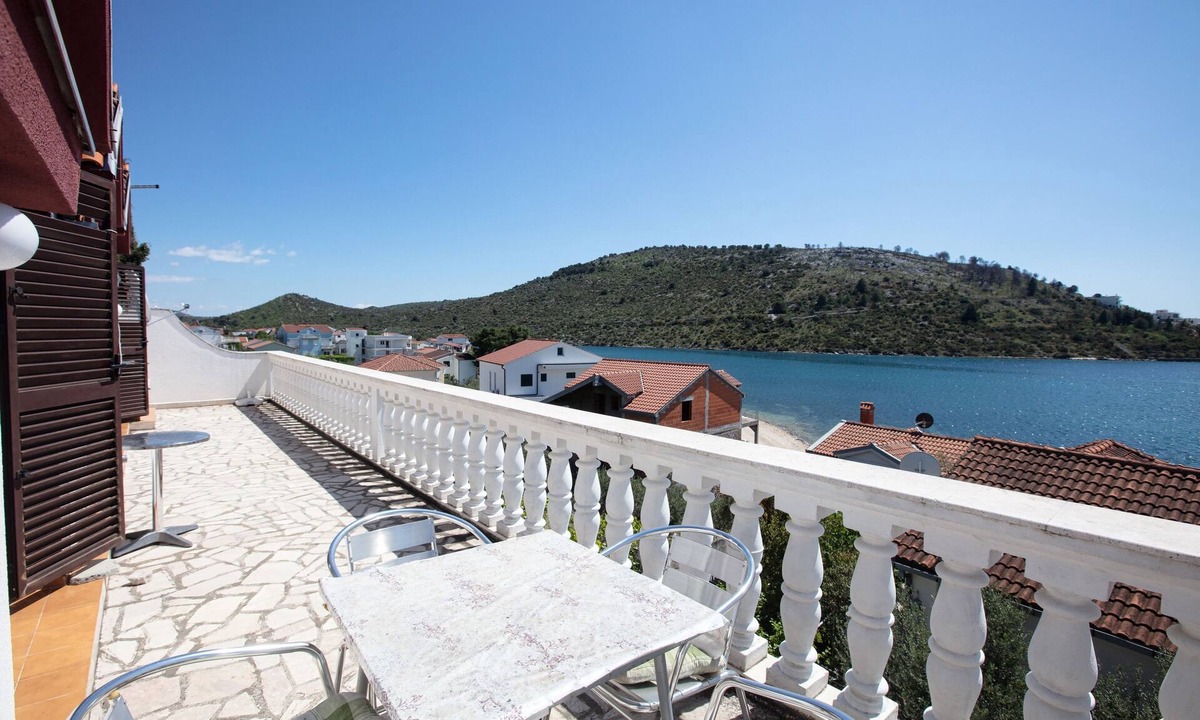 Podglavica Apartment | Two bedroom apartment near beach Stupin Čeline (Rogoznica) (A-21043-d)