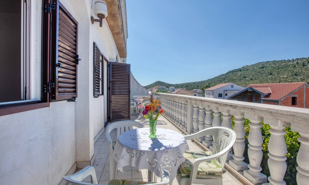 Podglavica Apartment | Two bedroom apartment near beach Stupin Čeline (Rogoznica) (A-21043-a)
