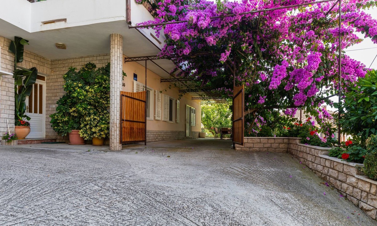 Jesenice Apartment | Two bedroom apartment near beach Sumpetar, Omiš (A-949-a)