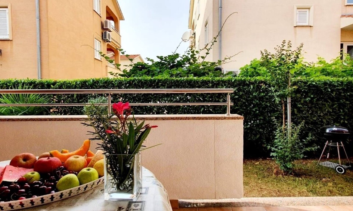 Zidarici Apartment | Two bedroom apartment with terrace Malinska (Krk) (A-19309-a)