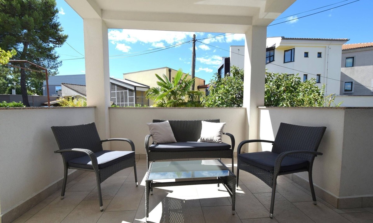 Bogovici Apartment | Two bedroom apartment with terrace Malinska, Krk (A-20381-a)
