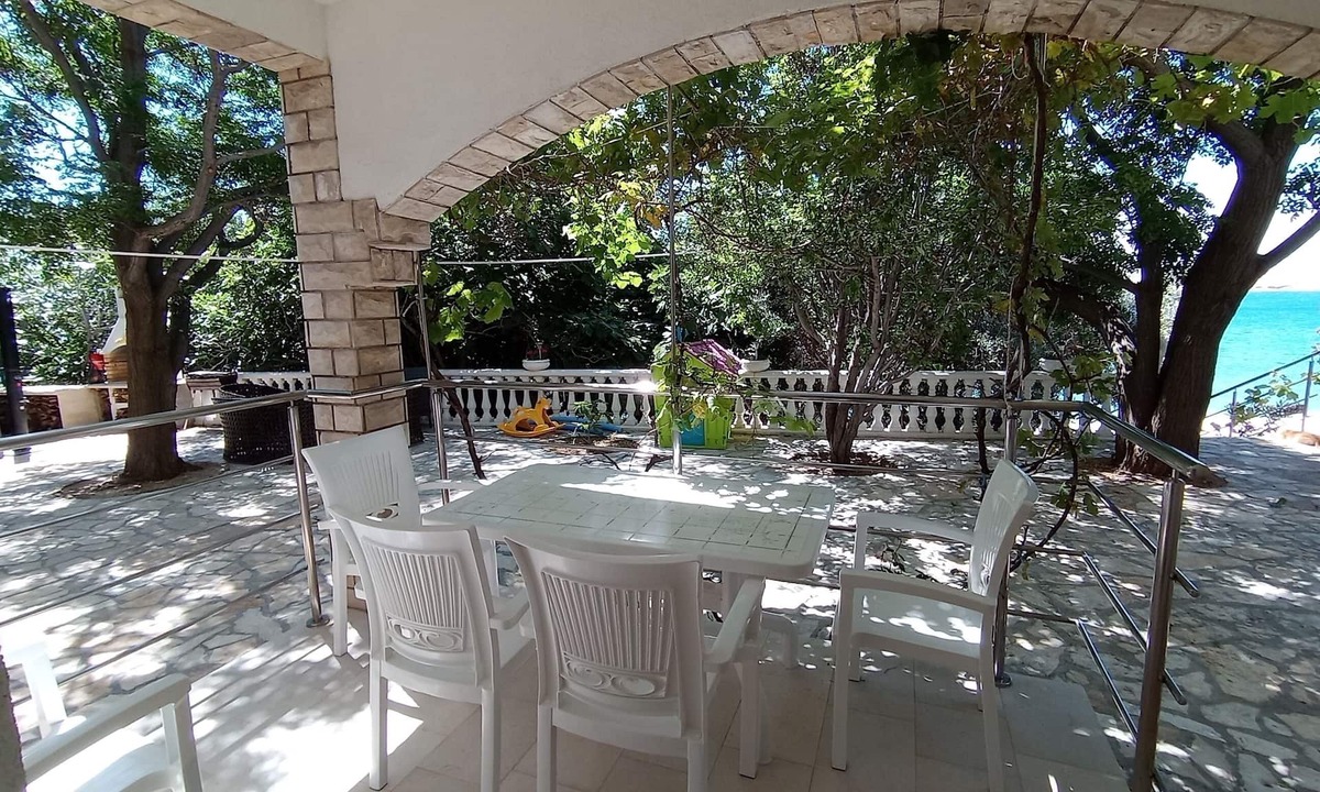 Vidalici Apartment | Two bedroom apartment with hot tub by the beach Vidalići, Pag (A-18936-b)