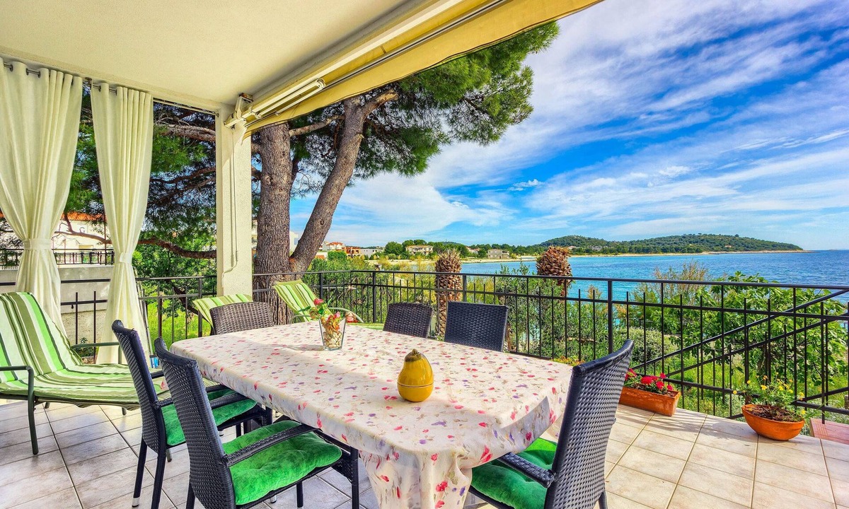 Rogoznica Apartment | Two bedroom apartment near beach Rogoznica (A-2010-a)