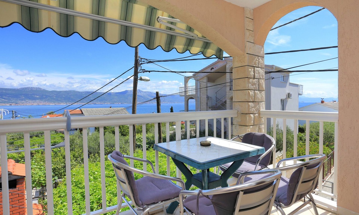 Businci Apartment | Two bedroom apartment with terrace and sea view Arbanija, Čiovo (A-18797-a)