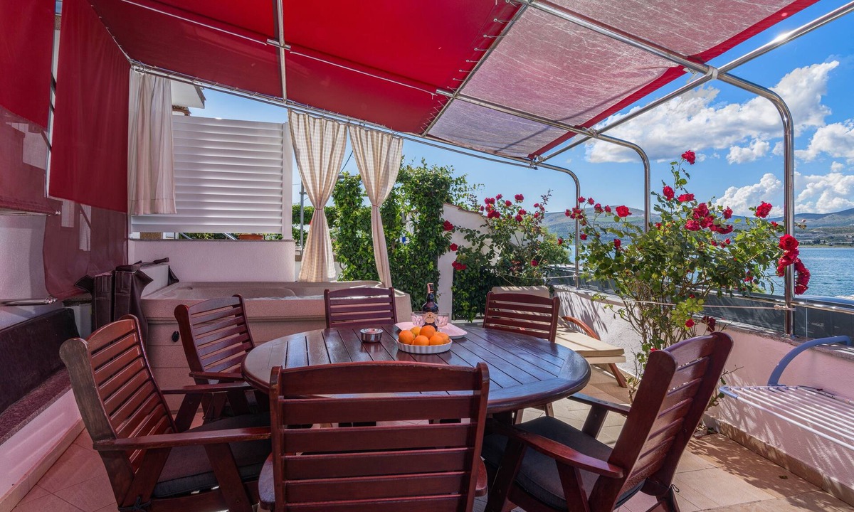 Arbanija Apartment | Two bedroom apartment with hot tub by the beach Arbanija, Čiovo (A-13576-a)