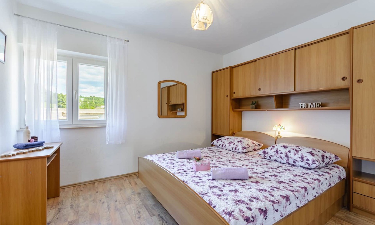 Sumartin Apartment | Two bedroom apartment with terrace and sea view Sumartin, Brač (A-2952-b)