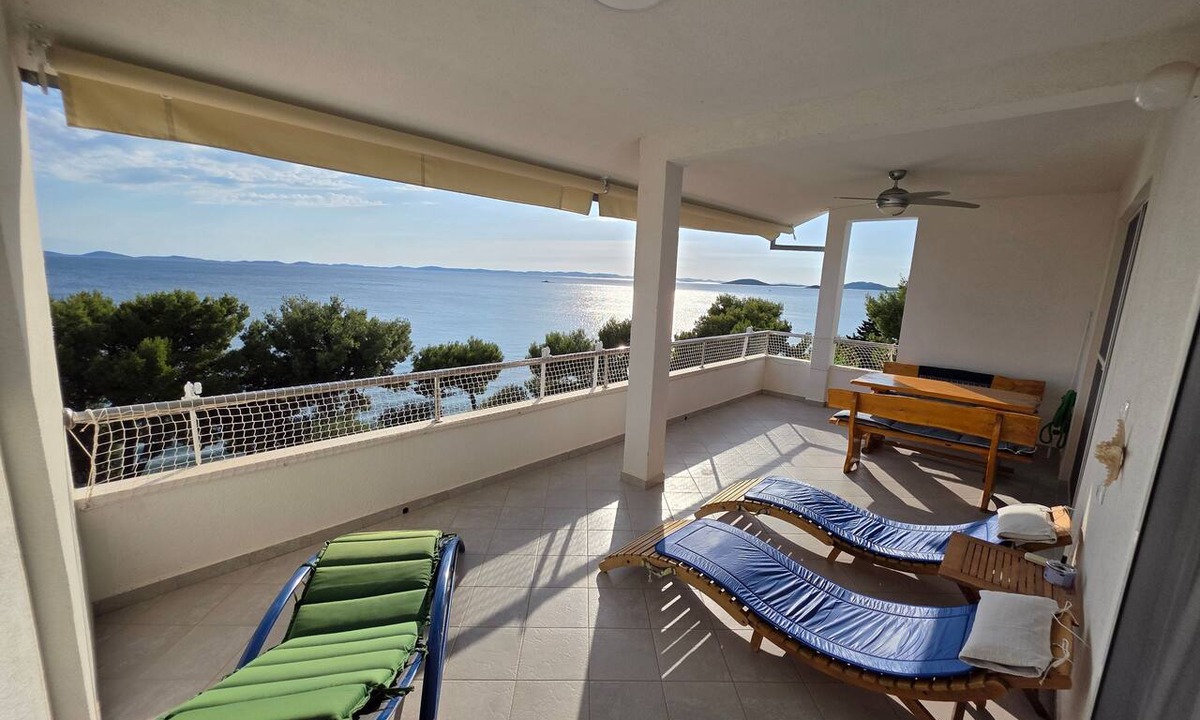 Susica Apartment | Two bedroom apartment near beach Murter (A-22397-a)