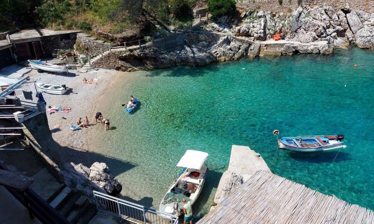 Gdinj Apartment | Two bedroom apartment near beach Cove Pobij, Hvar (A-9704-a)