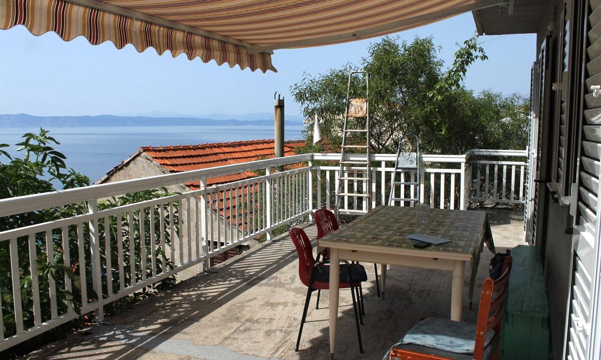 Gdinj Apartment | Two bedroom apartment near beach Cove Pobij, Hvar (A-8702-b)